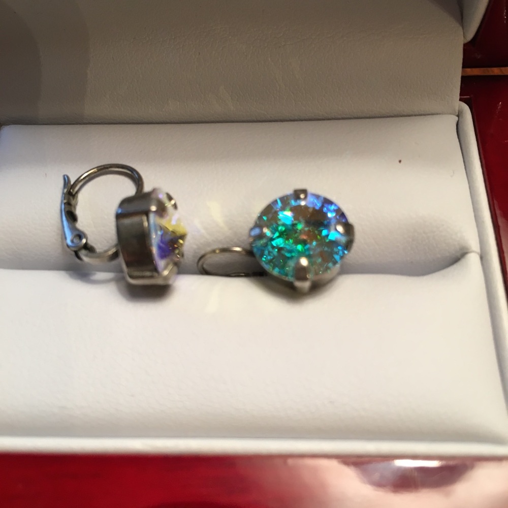Magical short dangle earrings.